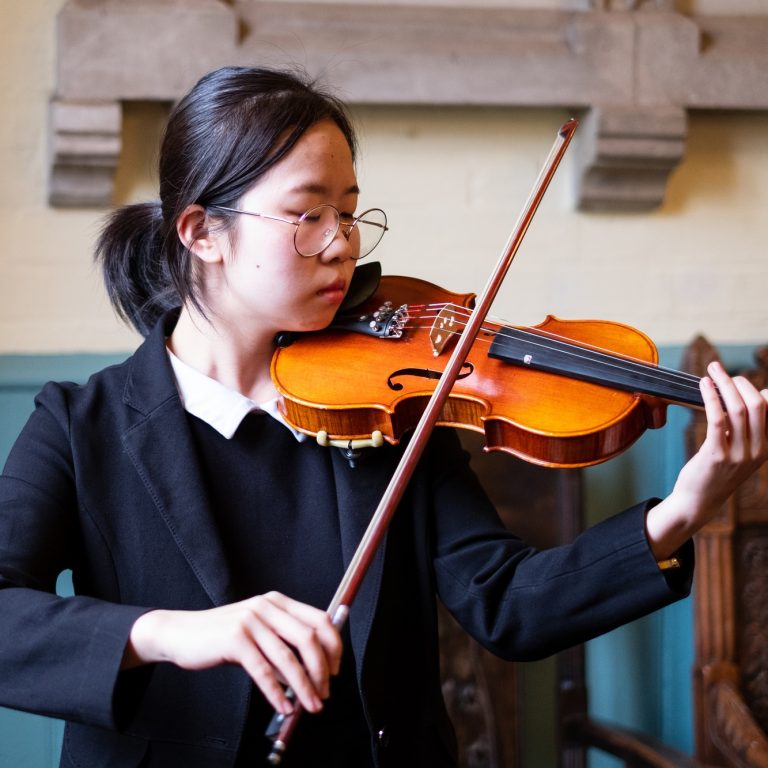 a girl playing the violin